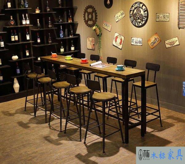 裝修迷人的酒吧需要時尚舒適的桌椅沙發擺放  